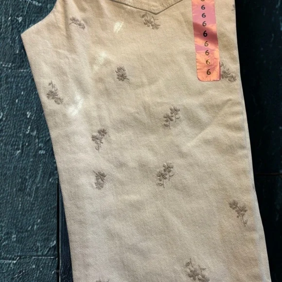 Seven7 90s straight jean. Cream with stylish Floral Embroidery - Picture 3 of 6